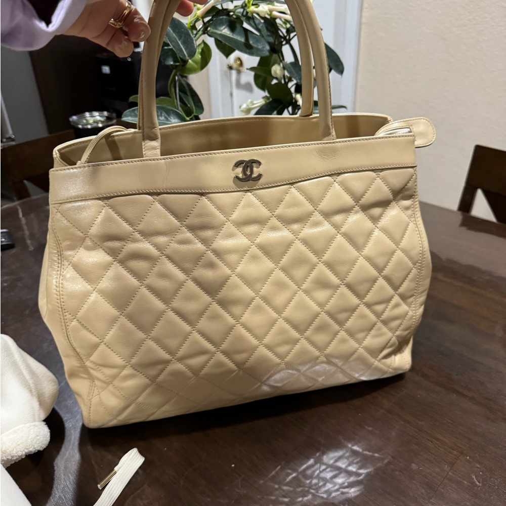 Excellent Condition Authentic Chanel Hand Bag Beige Lamb Skin - Picture 10 of 17